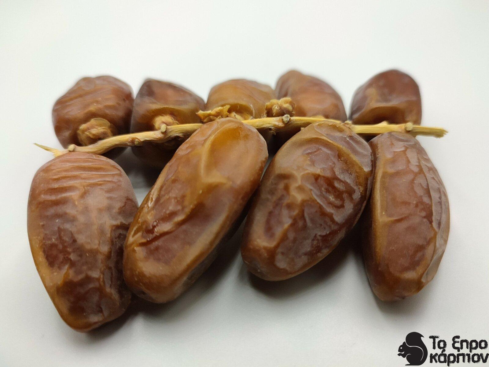 Χουρμάδες σε κλαδάκι χωρίς ζάχαρη Χουρμάδες σε κλαδάκι χωρίς ζάχαρη